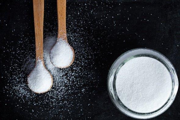 eritritol en un tazon con una cuchara de madera