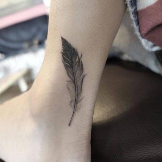 tatuaje de plumas en el brazo