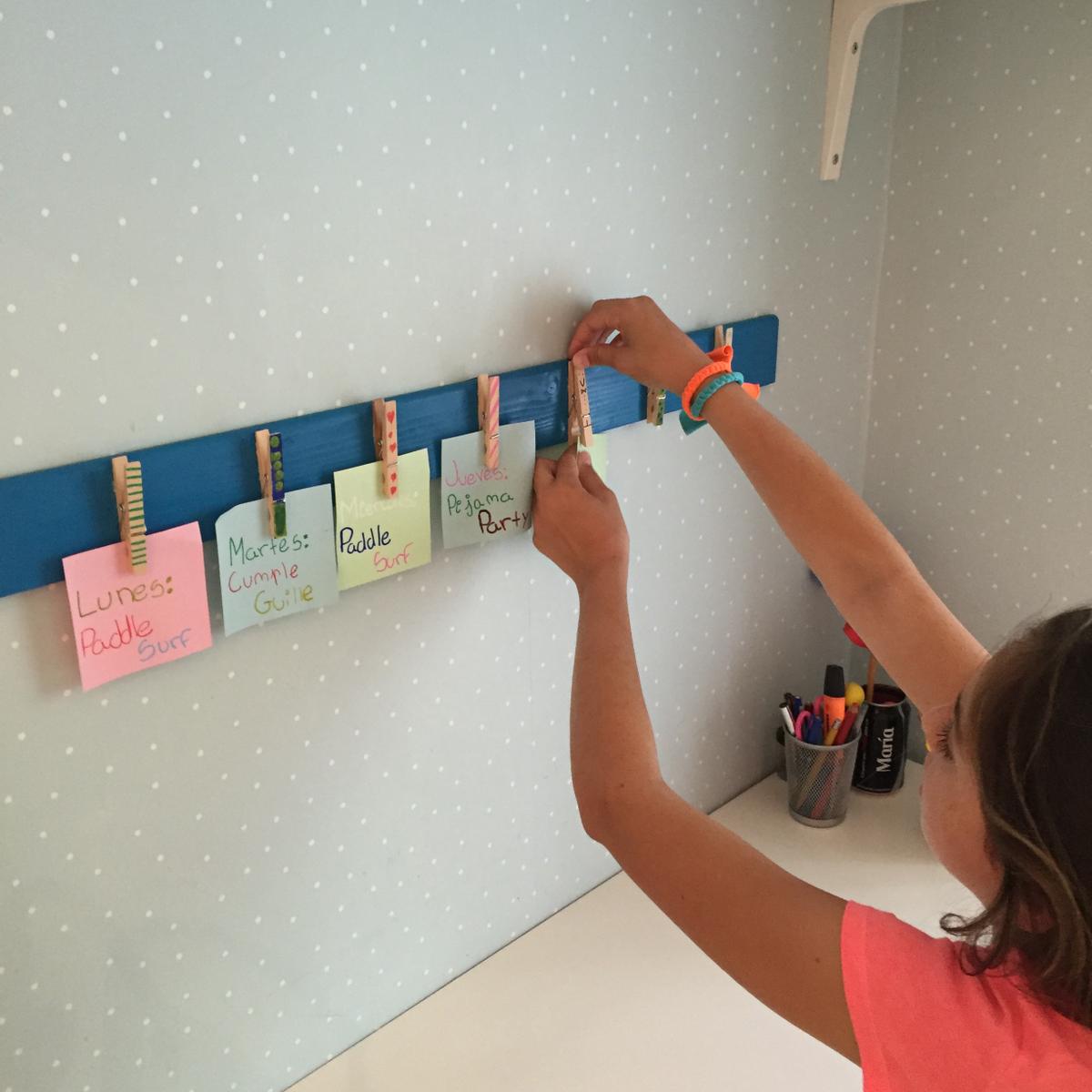 14. calendario semanal de madera para pared - colocamos las notas