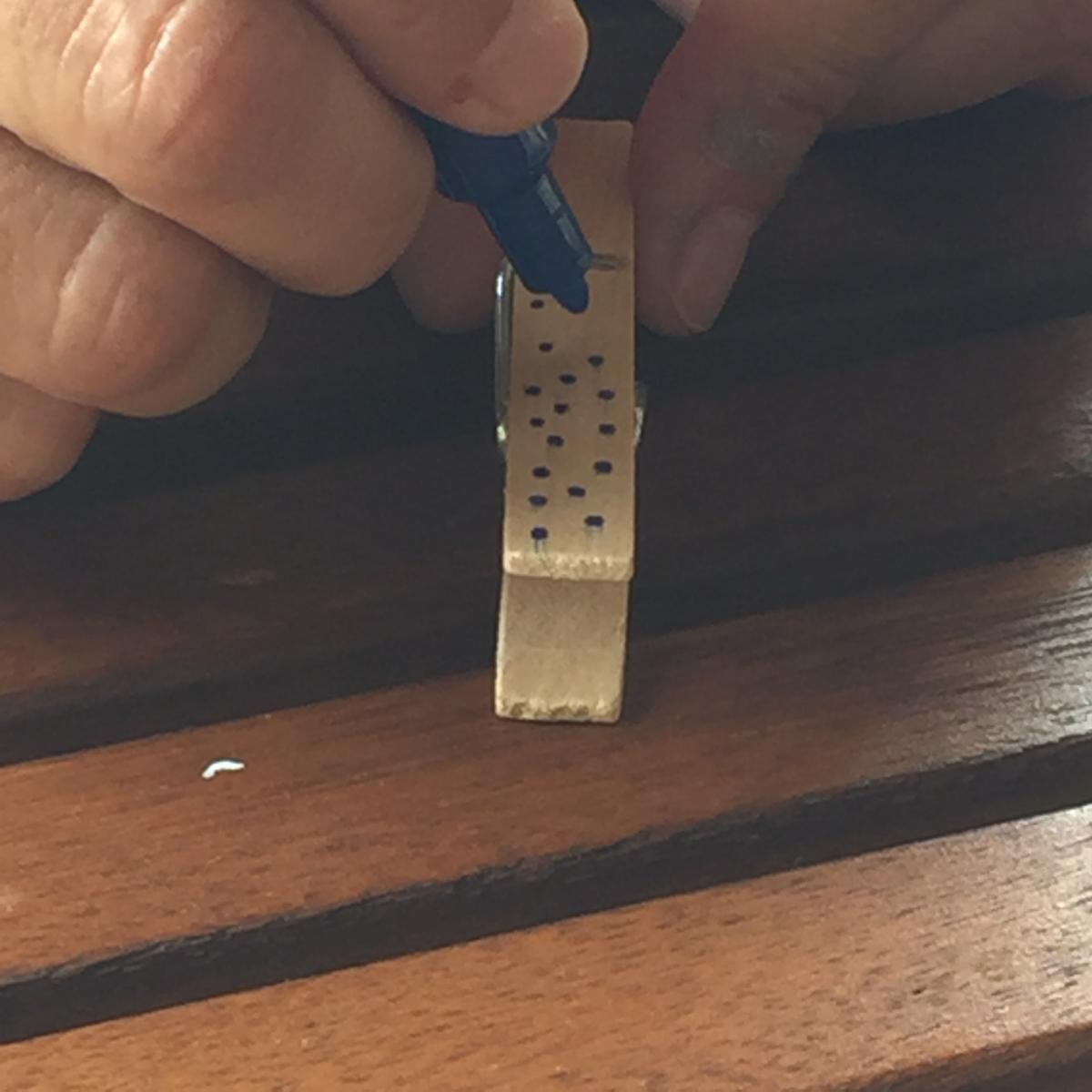 decoramos las pinzas con posca