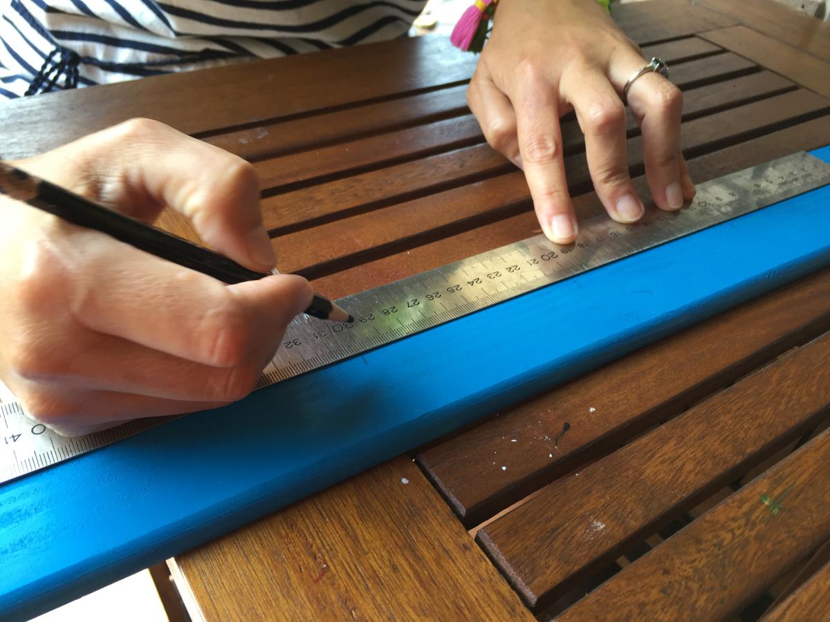 05. calendario semanal de madera para pared - marcamos la posición de las pinzas