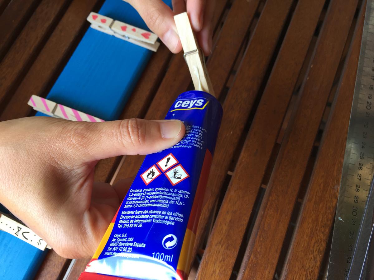 ponemos pegamento para madera en las pinzas
