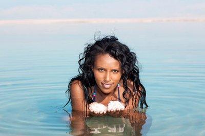 mujer en agua salada