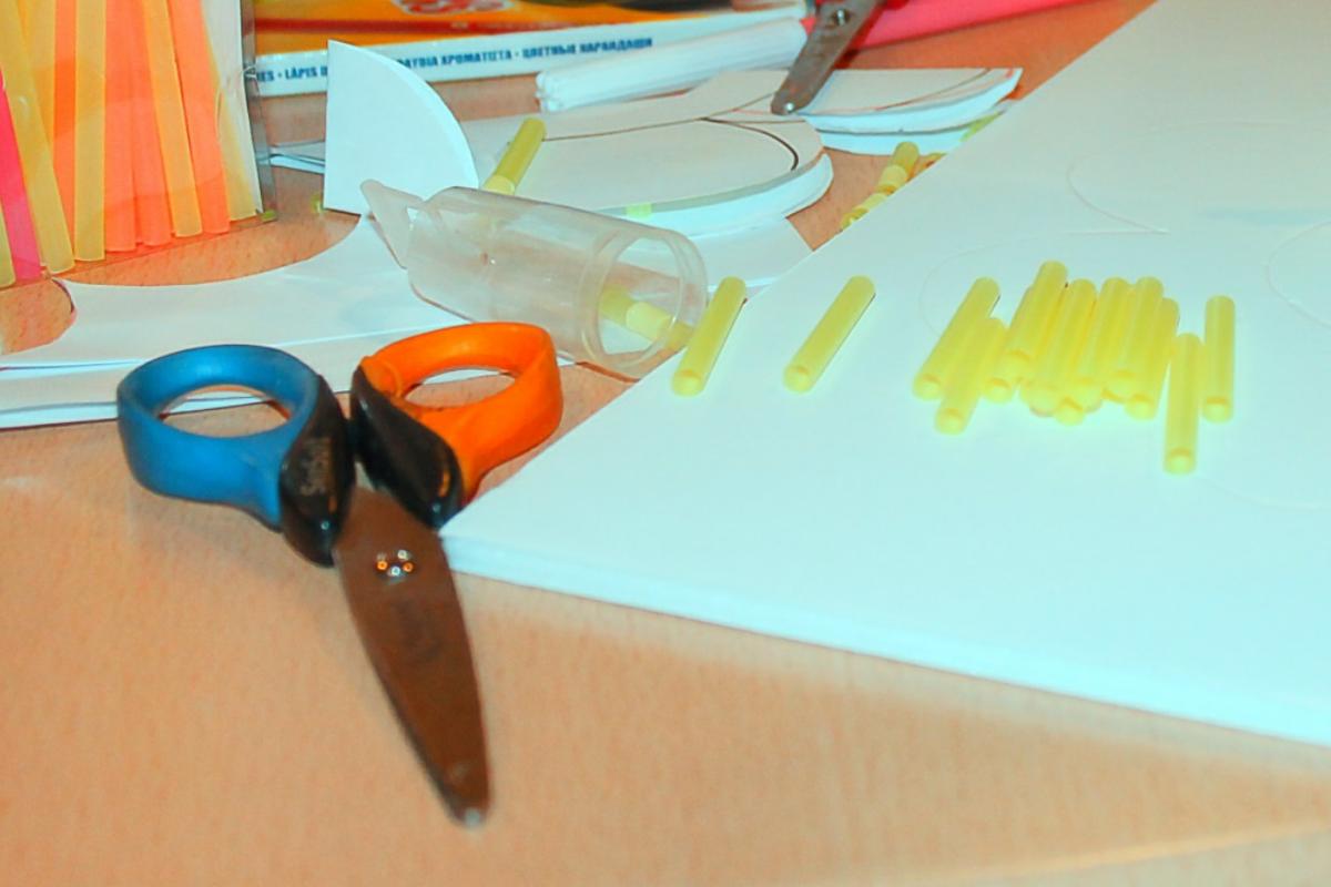 1 cortar pajitas de colores.jpg