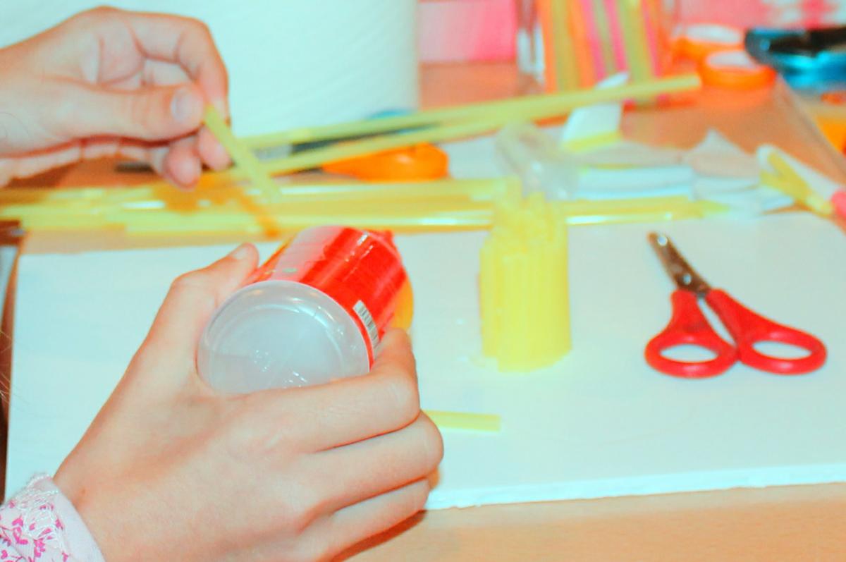 1 pegar pajitas de colores.jpg