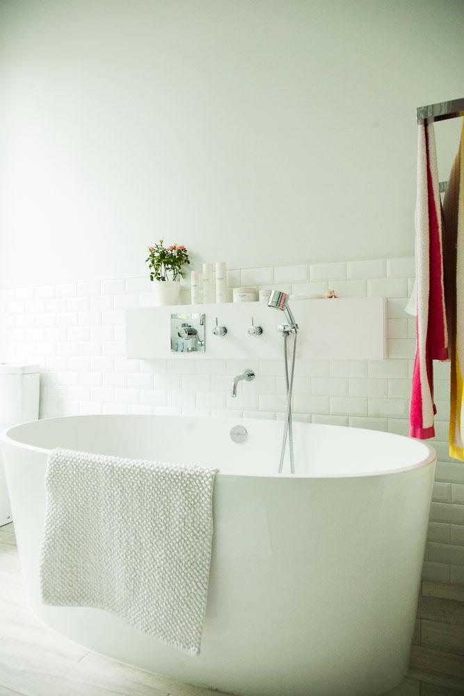 Chic e industrial. Baldosa de "metro" en el baño de estilo relajado y parisino