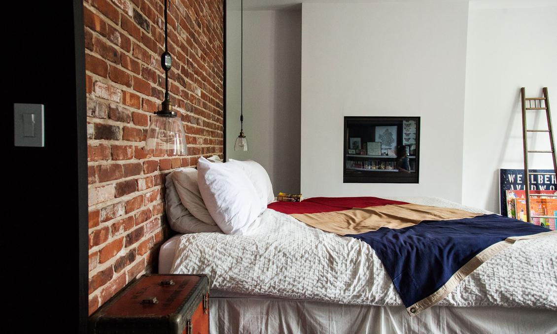 Las paredes de ladrillo visto guardan la esencia de la arquitectura original del edificio y aportan carácter en contraste con el resto de tabiques.