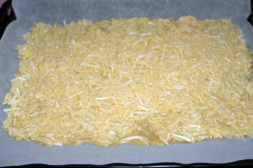 Extender-la-masa-del-Rollo-Salado-de-Jamón-y-Queso-en-la-bandeja-de-horno