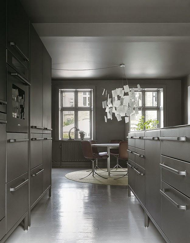 La alfombra es de Tisca, la mesa PK54 y las sillas PK9, editados por Fritz Hansen. En el techo la lámpara Zettel'z de Ingo Maurer