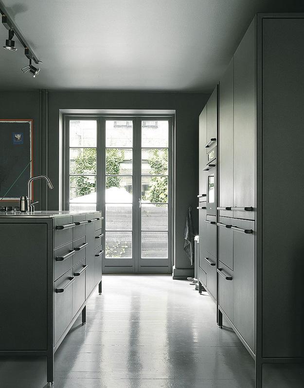 Isla y mobiliario en gris antracita de la firma Vipp.