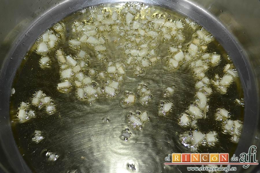 Gnocchi alla sorrentina, en un caldero ponemos un buen chorro de aceite de oliva y los ajos bien picaditos