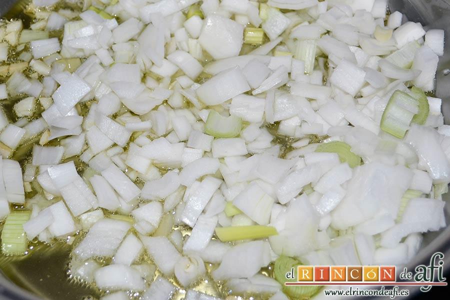 Gnocchi alla sorrentina, cuando empiecen a tintinear le añadimos las dos cebolletas picaditas y un poco de sal