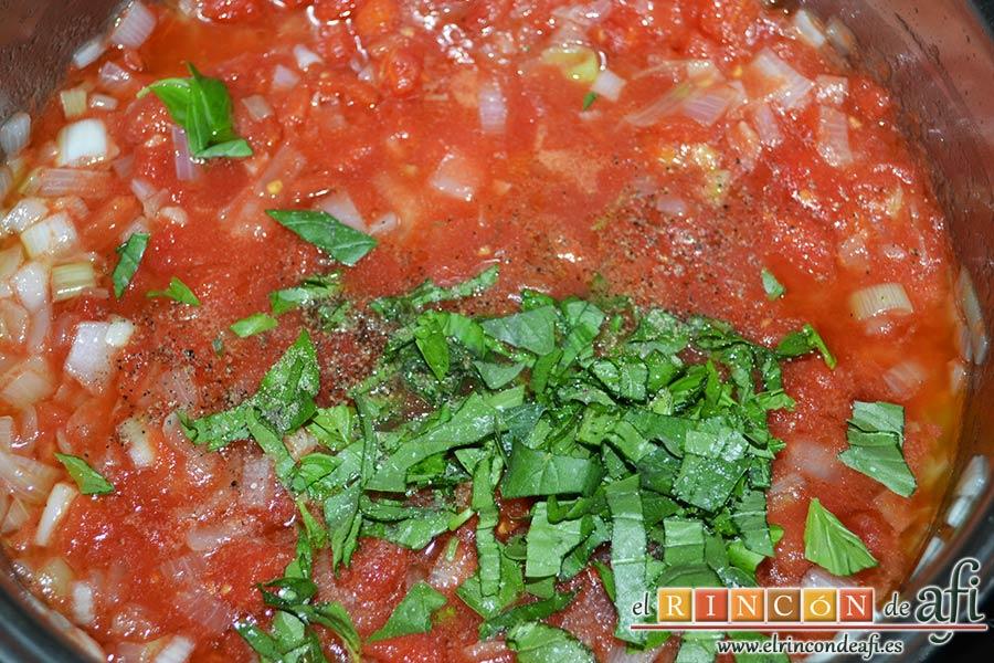 Gnocchi alla sorrentina, añadir las pimientas molidas y las hojas de albahaca