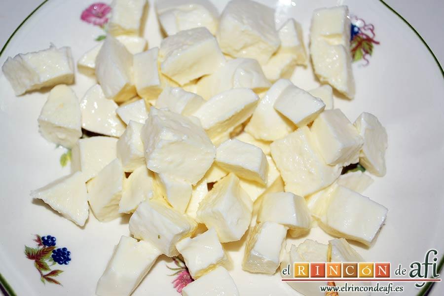 Gnocchi alla sorrentina, cortar en trozos pequeños una de las bolas de albahaca