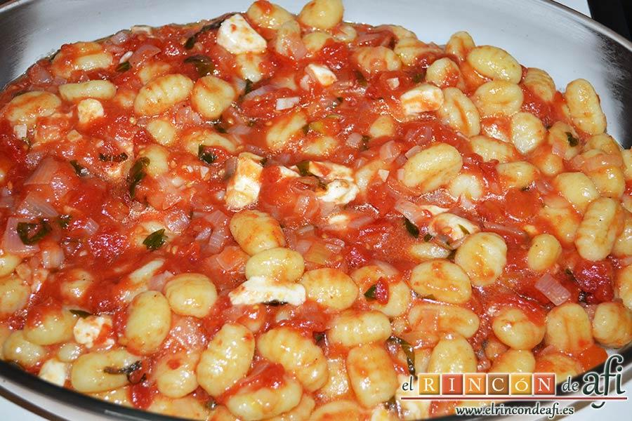 Gnocchi alla sorrentina, mezclar y volcar en una bandeja para horno