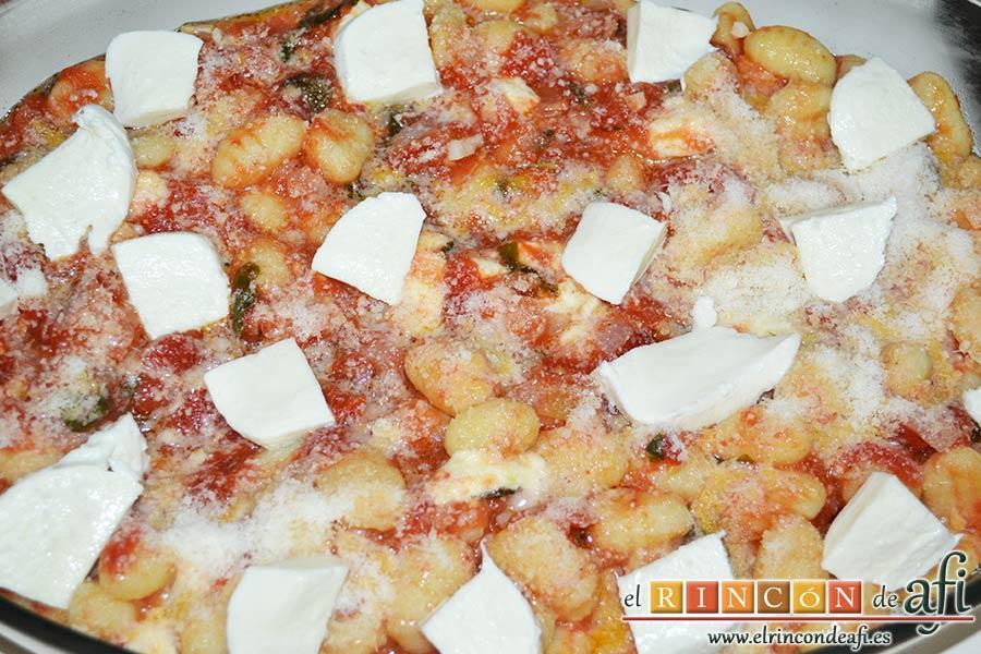 Gnocchi alla sorrentina, espolvorear queso parmesano rallado y colocar láminas de la otra bola de mozzarella