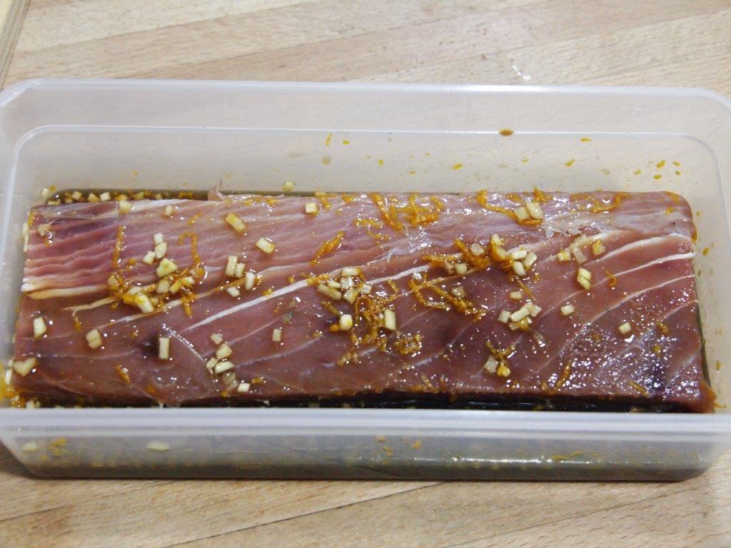 Tataki de atún marinando