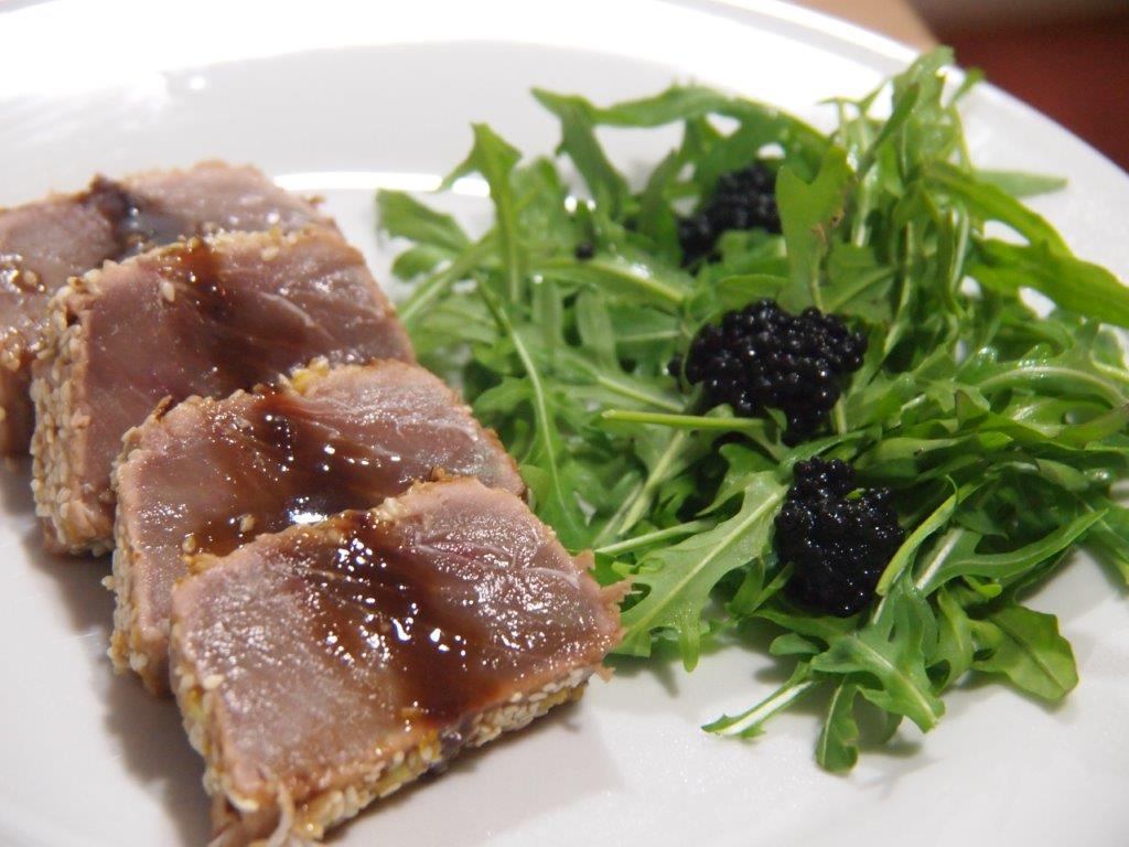 Tataki de atún emplatado