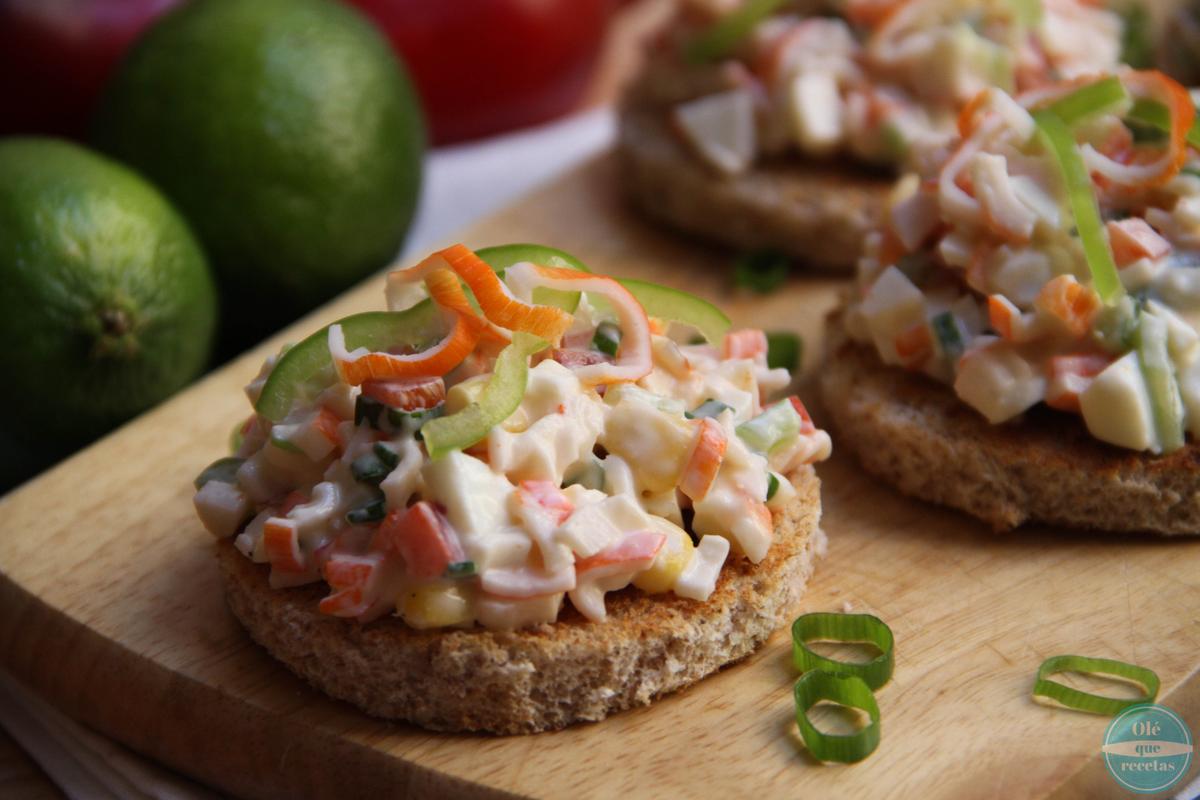 Tapas de ensalada con surimi