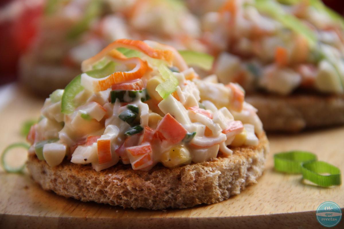 Tapas de ensalada con surimi