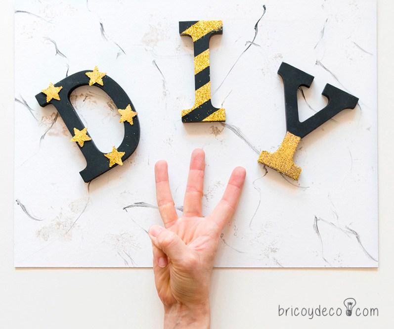 letras de DM decoradas con purpurina