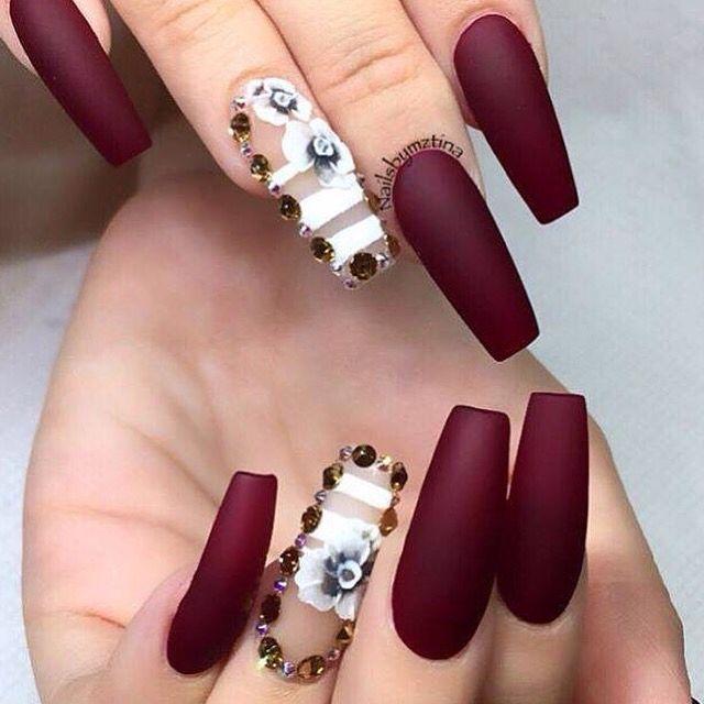 12 ideas de uñas decoradas con color burdeos | Belleza