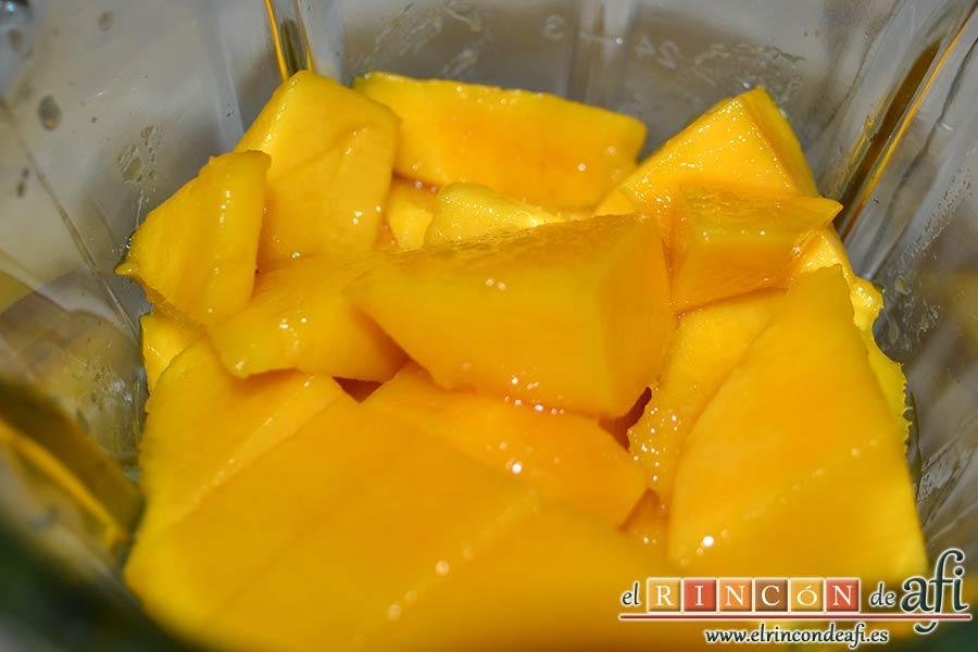 Crema de mango caramelizada, introducir en un vaso americano y triturar