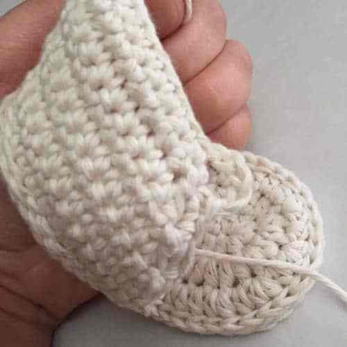 patucos-de-ganchillo-Ojal-cordon