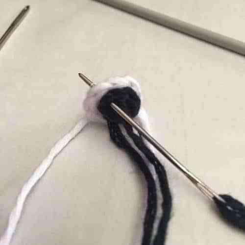 patucos-de-ganchillo-Coser-ojos