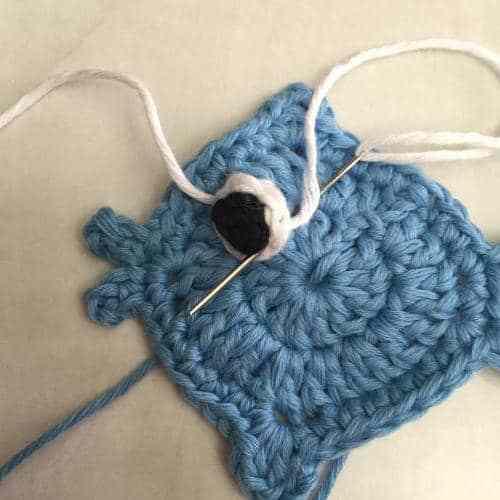 patucos-de-ganchillo-Coser-ojos-pez