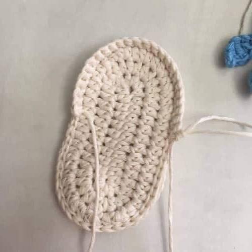 patucos-de-ganchillo1-vuelta-parte-atras