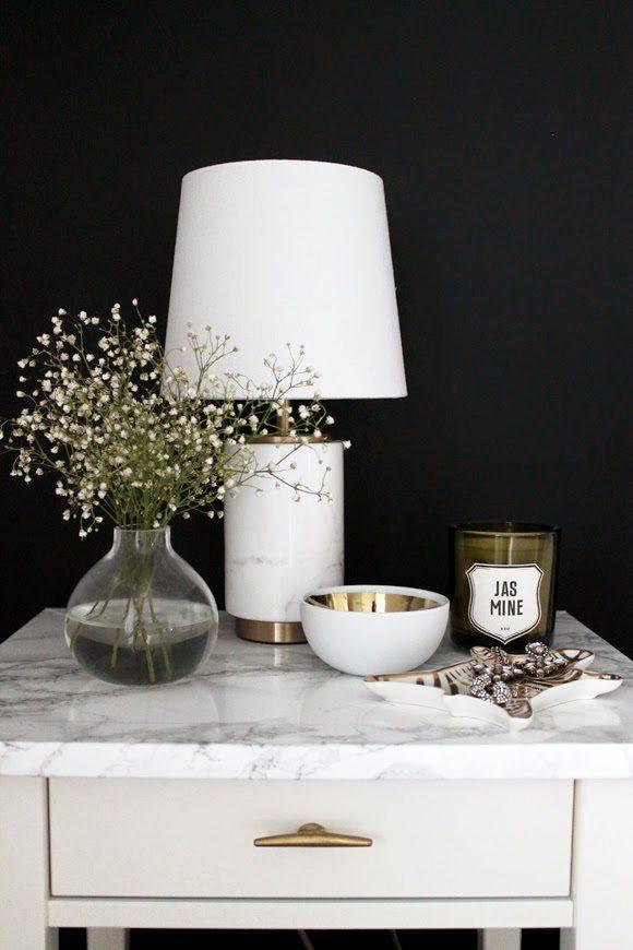 mesilla de noche con efecto marmol apertura de frente