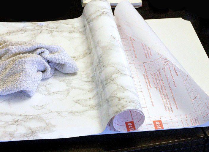 mesilla de noche con efecto marmol pegar papel