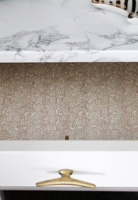 mesilla de noche con efecto marmol detalle cajon interior