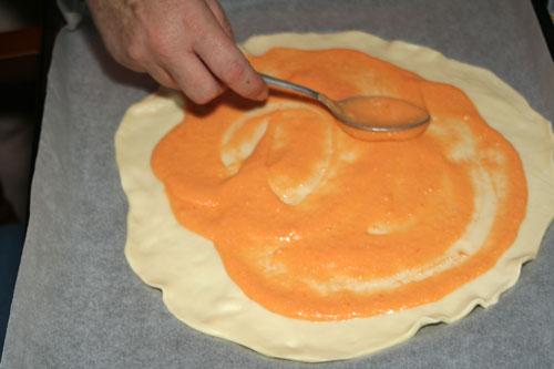 Extender-el-salmorejo-por-la-base-de-la-pizza