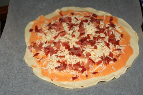 poner-queso,-jamon-y-oregano-a-la-pizza-salmorejo