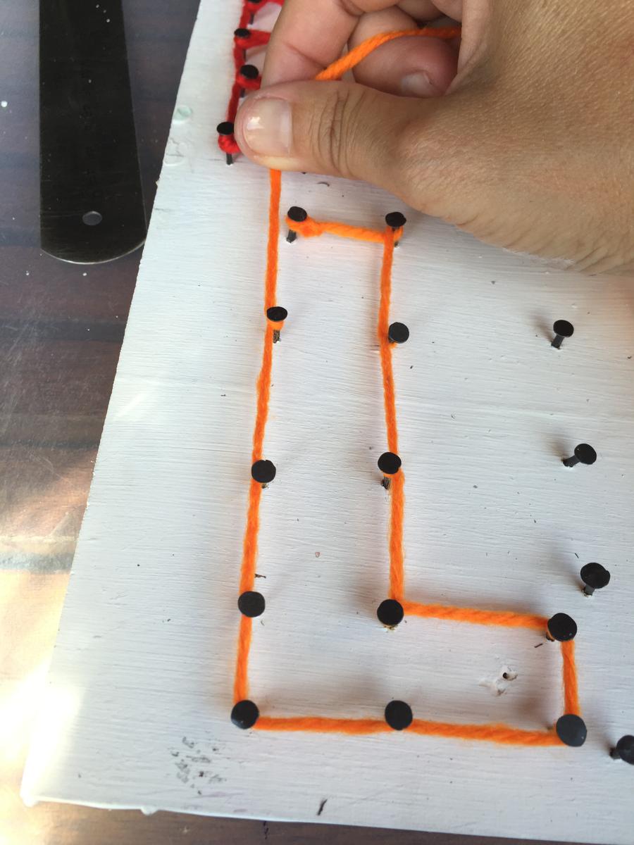 pasamos la lana por el contorno de las letras