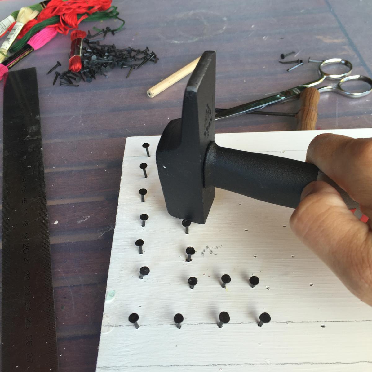 vamos clavos en el borde de las letras