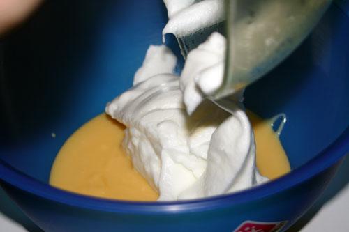 mezclar-los-ingredientes-con-las-claras-a-punto-de-nieve