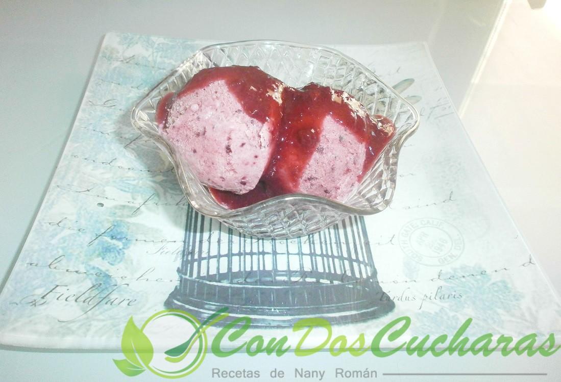 Helado de cerezas con coulis