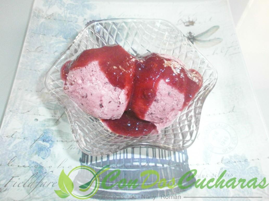 Helado de cerezas con coulis