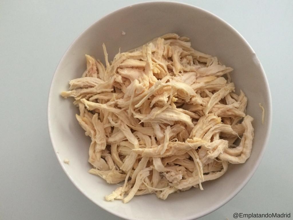 Deshilacha la pechuga de pollo