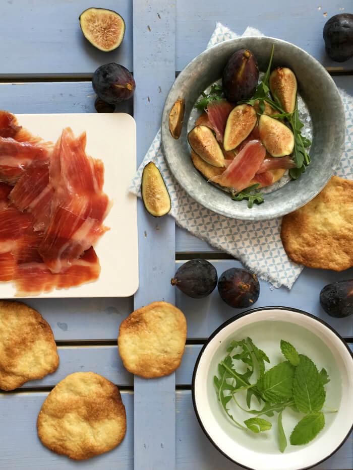 Coca de higos e ibérico