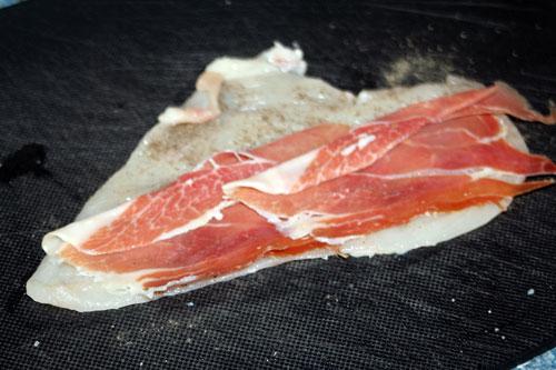 POner-la-loncha-de-jamón-sobre-el-filete-de-pollo