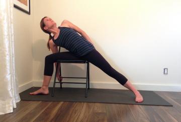 Otra de las ayudas típicas al practicar Yoga es una silla