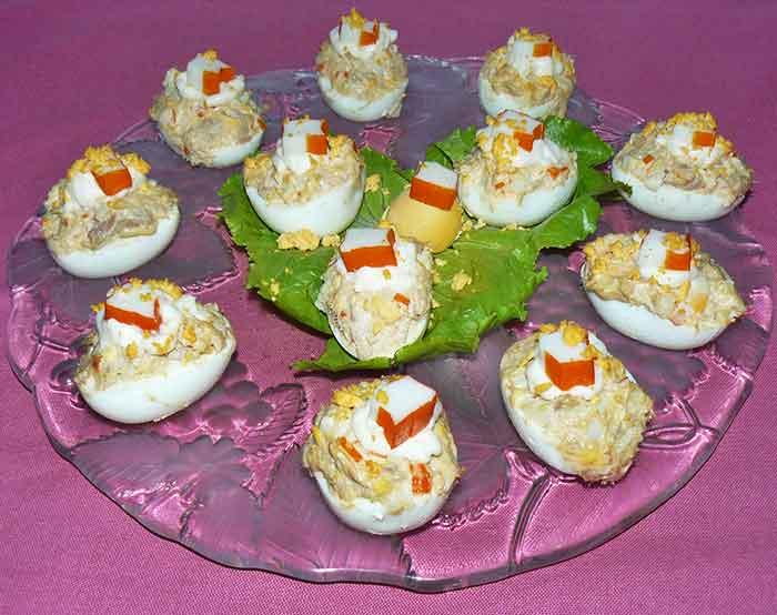 Huevos rellenos de palitos de cangrejo 
