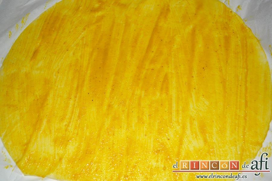 Rizos de bacon y queso cheddar curado de Lorraine Pascale, pintar la lámina de hojaldre con la mostaza inglesa