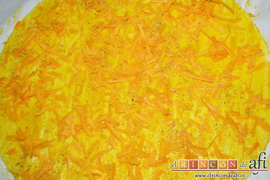 Rizos de bacon y queso cheddar curado de Lorraine Pascale, rallar el queso cheddar, espolvorear sobre el hojaldre y poner pimienta molida alrededor