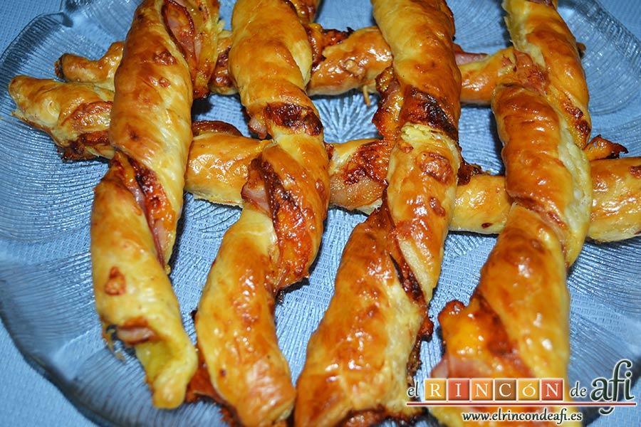 Rizos de bacon y queso cheddar curado de Lorraine Pascale, sugerencia de presentación