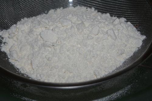 tamizar-la-harina-con-la-levadura